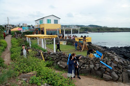 Quán cà phê ven bờ biển trên đảo Jeju luôn thu hút du khách